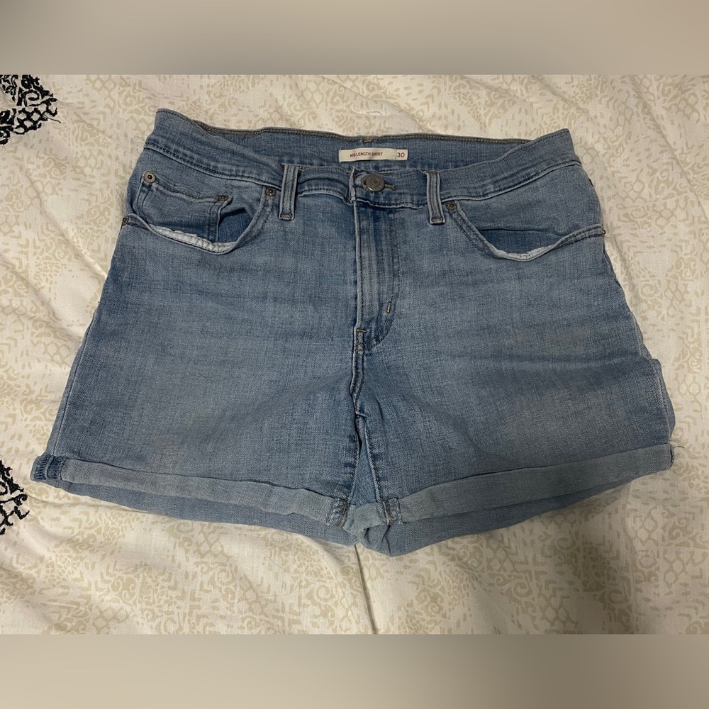 Levi’s- Women’s Size 30 (10) Denim Shorts